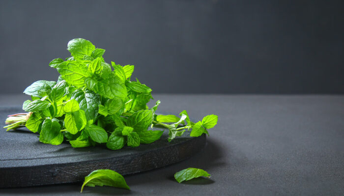 10 food items that can help fight bad breath